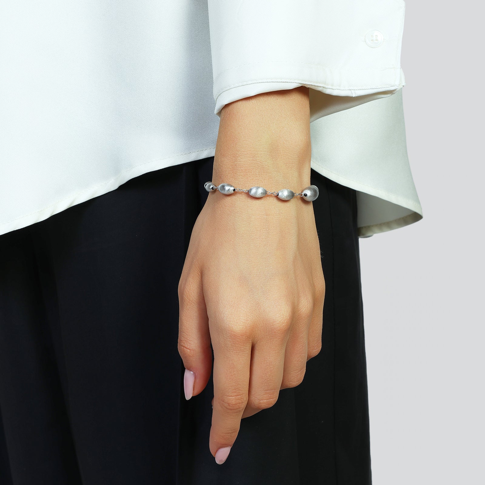 Bracciale in argento con catena sottile e perle ovali in fin