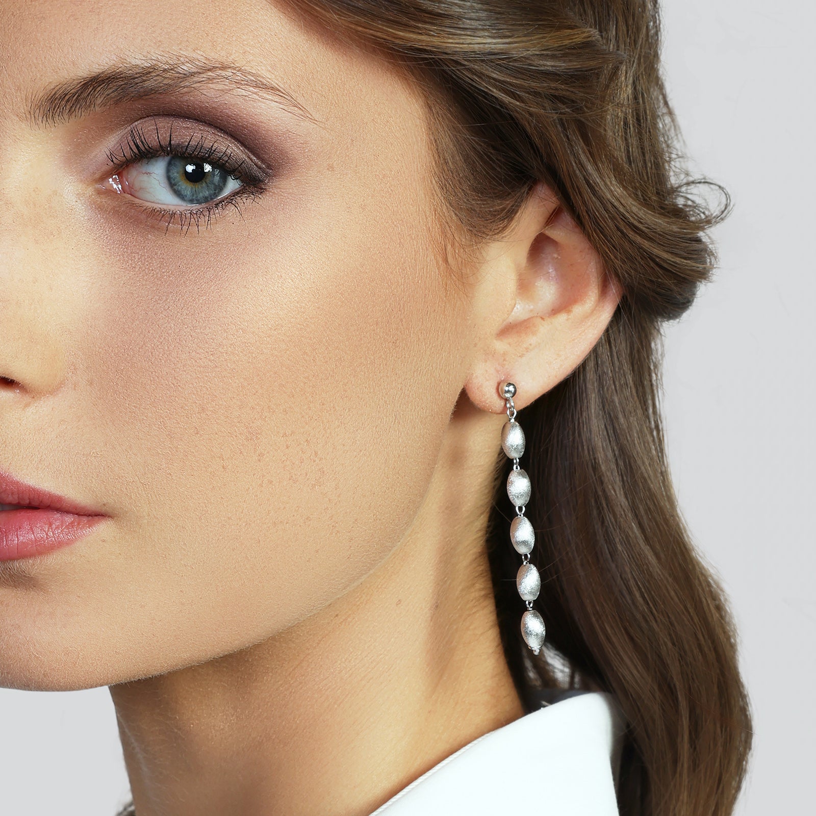 Orecchini pendenti in argento con catena sottile e perle ova